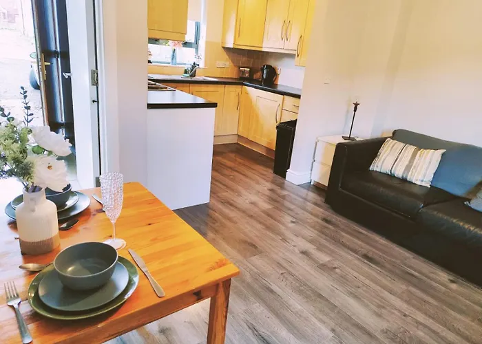 Large 3 Bedroom Home, 3 Bathrooms, Free Parking, Fast Wifi