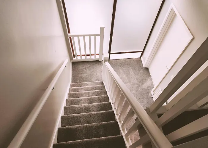 Large 3 Bedroom Home, 3 Bathrooms, Free Parking, Fast Wifi