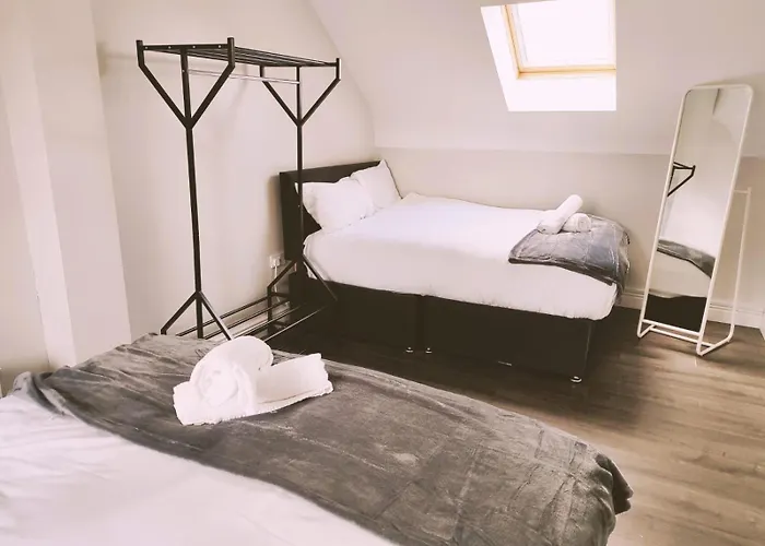 Large 3 Bedroom Home, 3 Bathrooms, Free Parking, Fast Wifi