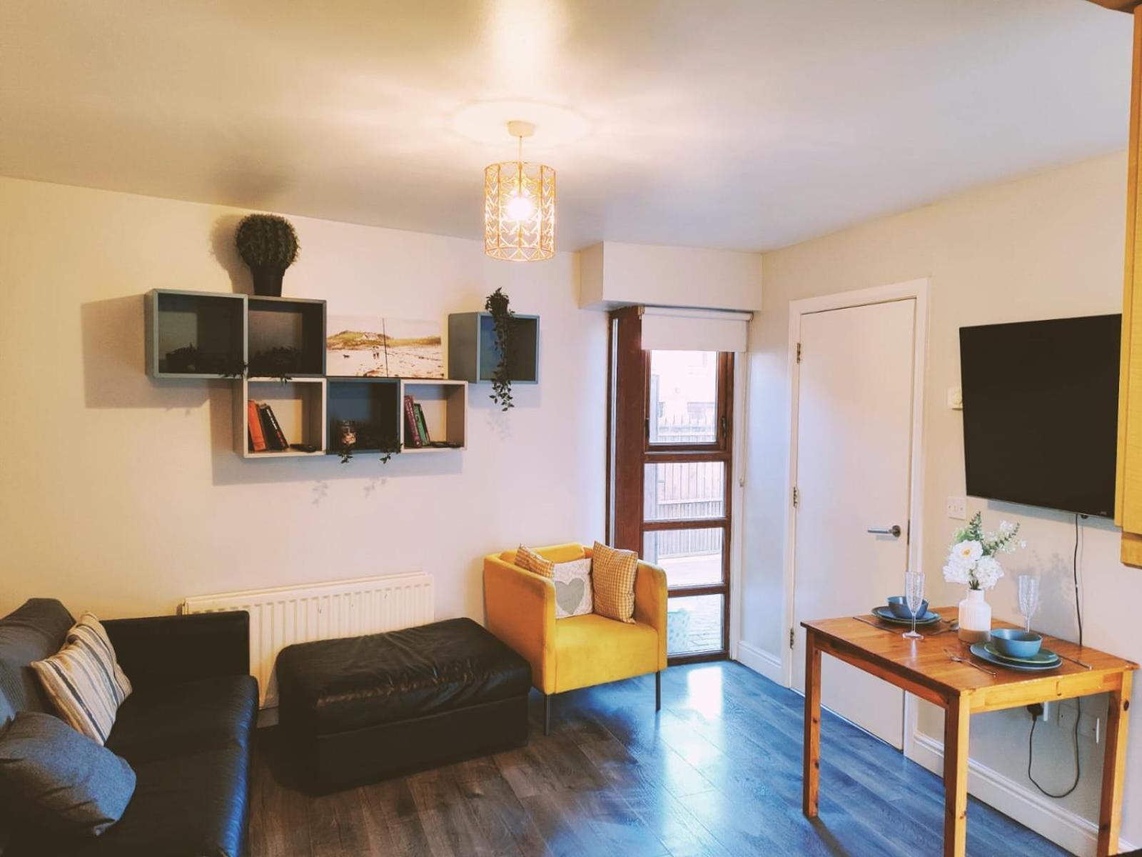 Large 3 Bedroom Home, 3 Bathrooms, Free Parking, Fast Wifi Сasa de vacaciones Belfast
