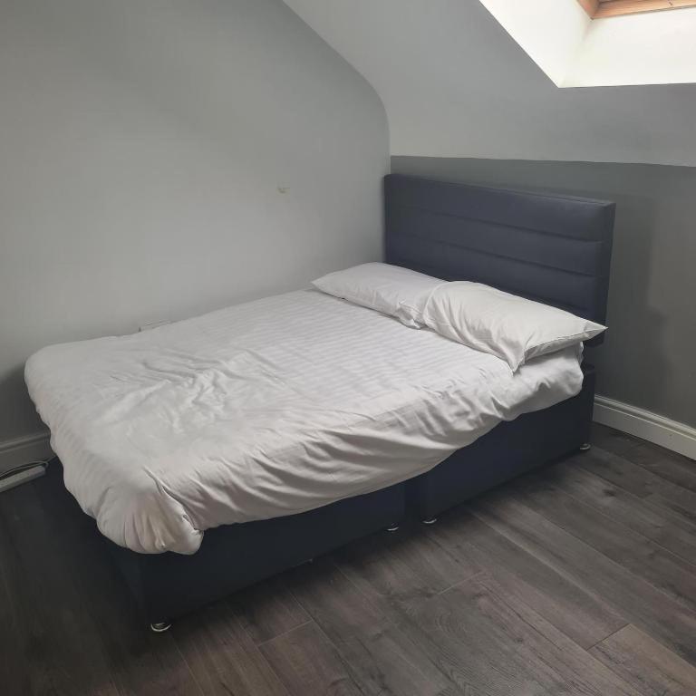 Large 3 Bedroom Home, 3 Bathrooms, Free Parking, Fast Wifi Сasa de vacaciones
